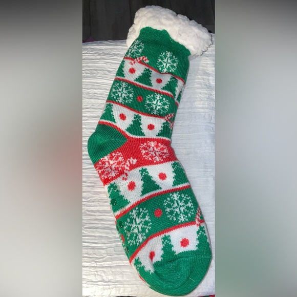 YELETE WINTER COZY GREEN SOCKS ONLY SIZE 9-11 CHRISTMAS TREE SNOWMAN HOLIDAY - Picture 2 of 3